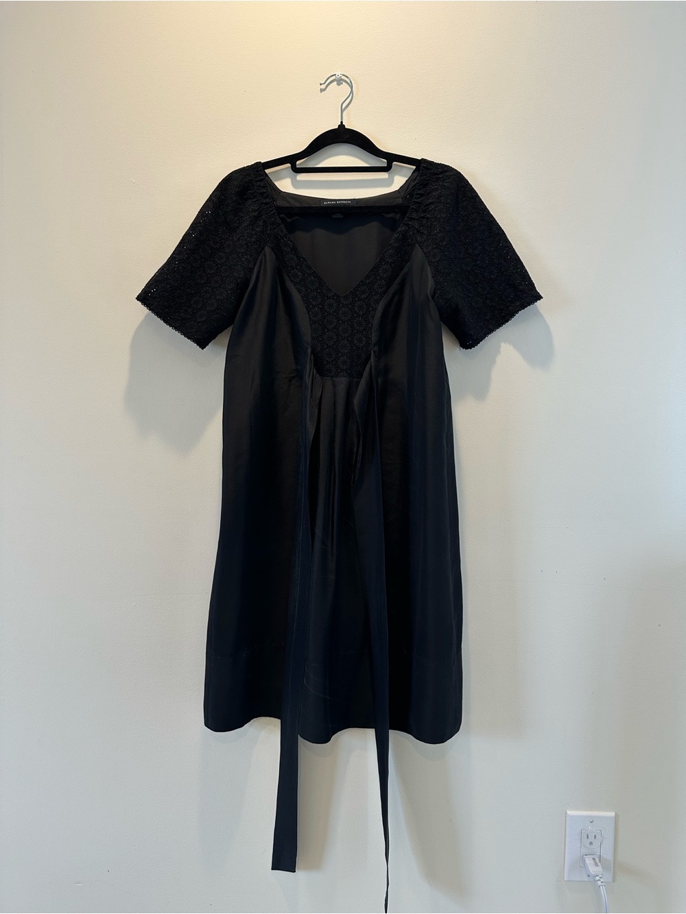 100%silk Banana Republic Black Eyelet Lace Dress Size 2